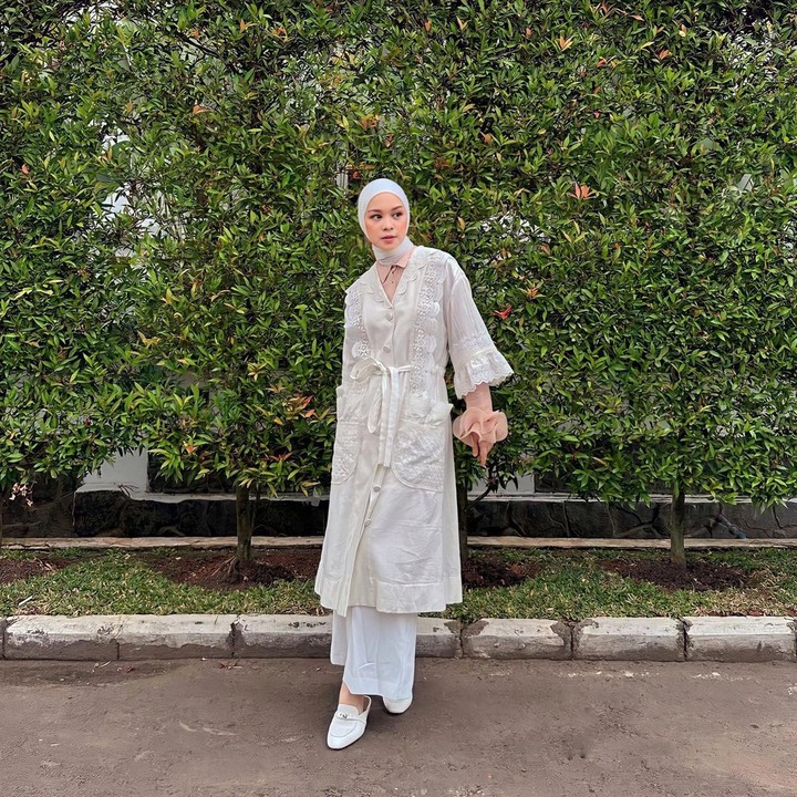 <p>Tak cuma warna cerah, Bunda bisa menciptakan nuansa <em>colorful </em>dengan warna lembut seperti pastel. Tantri tampil elegan memakai rok putih polos dengan atasan warna <em>peach</em> dan <em>broken white</em> beraksen <em>lace.</em> Busana ini sangat cocok digunakan saat buka puasa bersama atau Lebaran. (Foto: Instagram @tantrinamirah)</p>