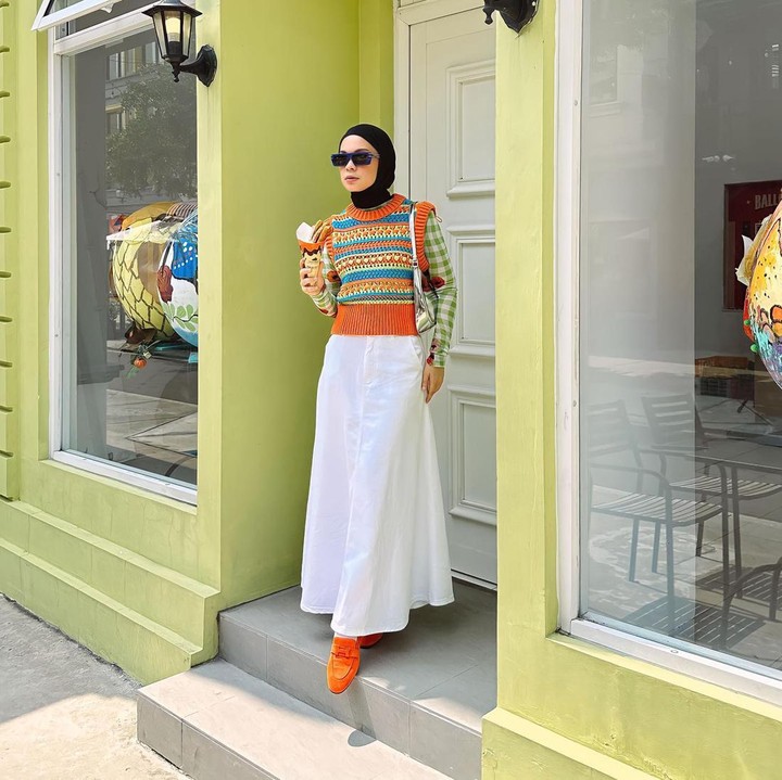 <p>Permainan motif juga bisa bikin busana terlihat tidak monoton. Tantri mengenakan <em>knitted sweater</em> beraneka corak dengan rok putih polos. Kemudian, ia memadukannya bersama sepatu berwarna oranye cerah. (Foto: Instagram @tantrinamirah)</p>