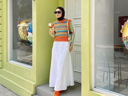 5 Potret Colorful Outfit Tantri Namirah, Inspirasi Padu Padan Rok untuk Bukber hingga Mudik