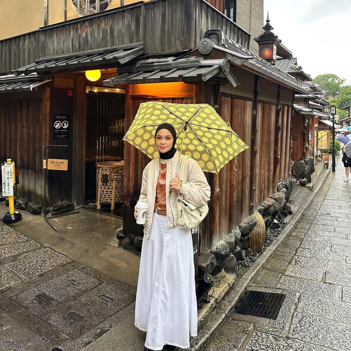 <p>Rok merupakan fashion item yang hampir selalu dimiliki seorang hijaber. Rok dapat digunakan di berbagai suasana, mulai dari acara formal hingga santai. Seperti Tantri Namirah, Bunda bisa memadukan rok dengan atasan kasual berupa kaus dan<em> bomber jacket.</em> Nuansa kasual membuatnya cocok digunakan saat mudik hingga acara buka puasa. (Foto: Instagram @tantrinamirah)</p>