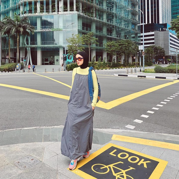 <p>Bunda yang gemar tampil kasual bisa intip gaya Tantri berikut ini. Ia memakai inner lengan panjang dengan<em> overall dress</em> bersiluet longgar. Alas kakinya menggunakan sepatu <em>sneakers</em> yang modis dan kasual. (Foto: Instagram @tantrinamirah)</p>