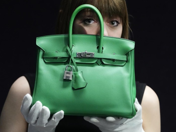 A Bonhams employee displays a Hermes: a Bambou Swift Leather Birkin 25 bag, at the auction rooms in London, Monday, Feb. 26, 2024. The bag estimated at 12,000-18,000 UK Pounds (15,000-22,800 US Dollars) will be for auction in the live sale on Feb. 28, it will feature luxurious items of handbags and ready-to-wear designs from coveted names including Chanel, Hermes, Karl Lagerfeld for Chanel, Christian Dior, Louis Vuitton, and Gucci. (AP Photo/Kirsty Wigglesworth) A Bonhams employee displays a Hermes: a Bambou Swift Leather Birkin 25 bag, at the auction rooms in London, Monday, Feb. 26, 2024. The bag estimated at 12,000-18,000 UK Pounds (15,000-22,800 US Dollars) will be for auction in the live sale on Feb. 28, it will feature luxurious items of handbags and ready-to-wear designs from coveted names including Chanel, Hermes, Karl Lagerfeld for Chanel, Christian Dior, Louis Vuitton, and Gucci. (AP Photo/Kirsty Wigglesworth)