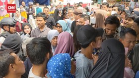 VIDEO: Demi Tukar Uang Baru, Warga Cirebon Rela Rebutan