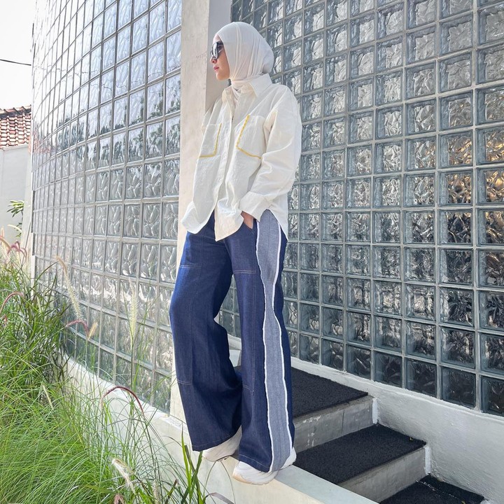 <p>Zaskia Adya Mecca dikenal sebagai Bunda seleb yang selalu tampil <em>stylish.</em> Gaya busananya kental dengan nuansa kasual yang simpel. Sebagai inspirasi busana mudik dan <em>traveling,</em> Bunda bisa tiru padu padan kemeja dengan celana jins <em>oversized</em> ala Zaskia. (Foto: Instagram @zaskiadyamecca)</p>
