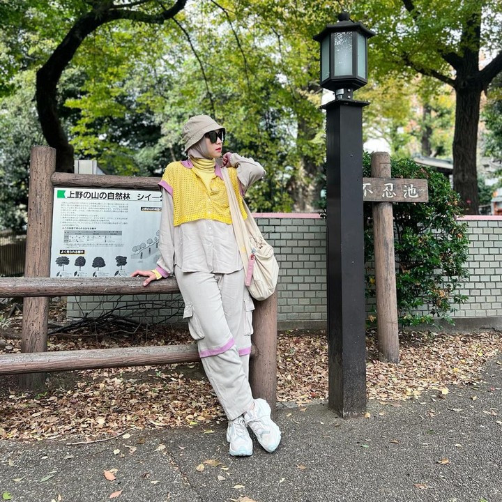 <p>Bunda yang ingin tampil <em>colorful</em> juga bisa ikuti padu padan Zaskia yang satu ini. Ia memadukan kemeja dengan <em>vest</em> berwarna kuning cerah. Ia kemudian memakai <em>sneakers,</em> celana <em>cargo,</em> dan <em>bucket hat.</em> (Foto: Instagram @zaskiadyamecca)</p>