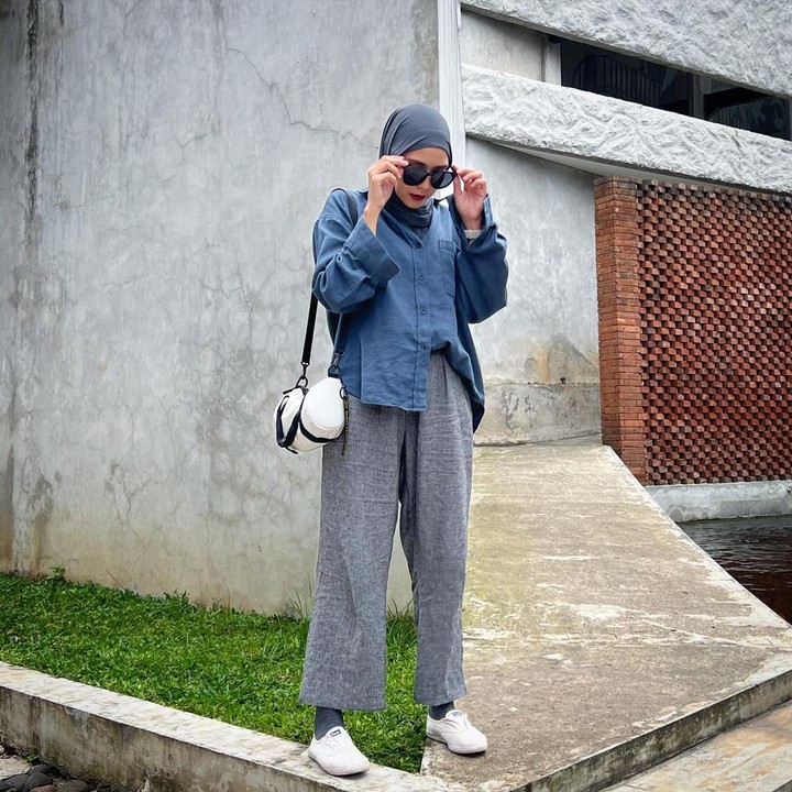 <p>Tampilan <em>laidback outfit</em> bisa membuat penampilan terlihat modis meski santai digunakan. Zaskia memadukan <em>denim shirt</em> dengan celana <em>trousers</em> berwarna senada. (Foto: Instagram @zaskiadyamecca)</p>