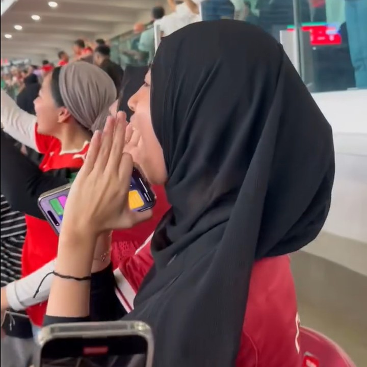 <p>Adiba dan Ummi Pipik tak henti bersorak ketika Egy berhasil mencetak gol, Bunda. "Ketika mantu nge-goalin, ratunya dan mamak heboh," tulis Ummi Pipik dalam unggahannya. (Foto: Instagram @_ummi_pipik_ @egymaulanavikri)</p>