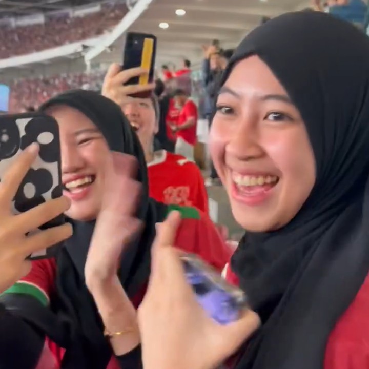 <p>Egy Maulana Vikri menjadi sorotan dalam laga Grup F Kualifikasi Piala Dunia 2026 Zona Asia. Ia berhasil mencetak gol dan membawa kemenangan untuk Timnas Indonesia. Kemenangannya disambut meriah oleh sang istri. Adiba tersenyum lebar ketika melihat suaminya beraksi di lapangan. (Foto: Instagram @_ummi_pipik_ @egymaulanavikri)</p>