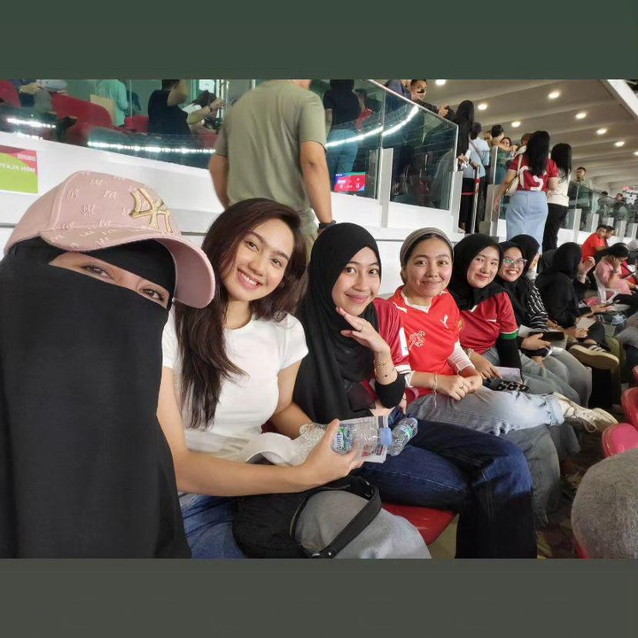 <p>Ummi Pipik membagikan momen ketika ia dan putrinya, Adiba Khanza, menyaksikan Egy Maulana Vikri bertanding di lapangan. Mereka memberikan dukungan untuk Egy yang sedang melawan Timnas Vietnam. (Foto: Instagram @_ummi_pipik_ @egymaulanavikri)</p>