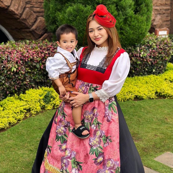 <p>Kini, Adzam tinggal bersama sang Bunda. Meski begitu, ia kerap bertemu dan bepergian dengan sang Ayah, lho. (Foto: Instagram: @nathalieholscher)</p>