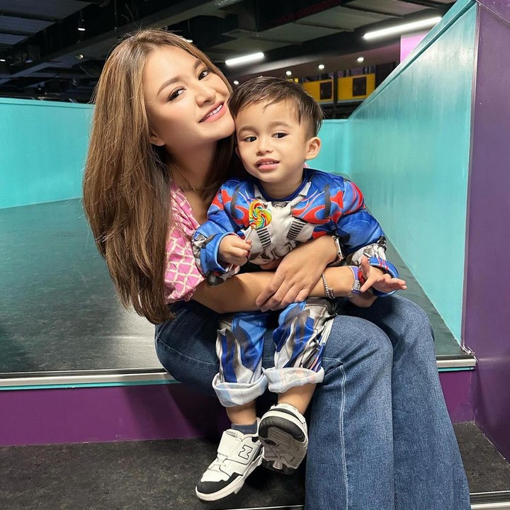 <p>Setelah menikah dengan komedian Sule, Nathalie Holscher dikaruniai seorang putra, Bunda. Anak laki-laki ini diberi nama Adzam Ardiansyah Sutisna. (Foto: Instagram: @nathalieholscher)</p>