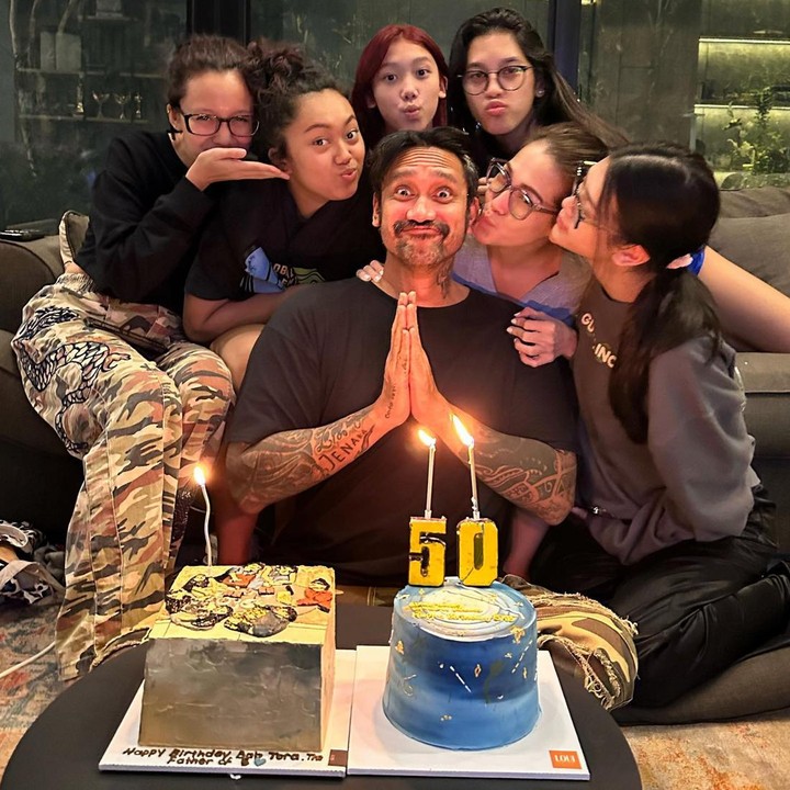 <p>Setelah bercerai, Tora Sudiro menikah lagi dengan Mieke Amalia. Rumah tangga mereka semakin ramai dengan kehadiran seorang anak bernama Jenaka Mahila Sudiro pada 21 Maret 2012. (Foto: Instagram @t_orasudi_ro)</p>