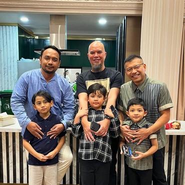 Foto Anang Hermansyah hingga Ahmad Dhani Rangkul Anak dari Istri Kedua Disorot