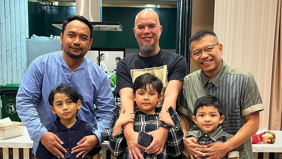 Bebi Romeo, Ahmad Dhani, dan Anang Hermansyah bersama putra-putra mereka