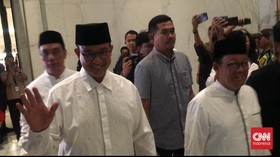 Anies Beri Hadiah Sirsak Jumbo dari Ibu pada Surya Paloh