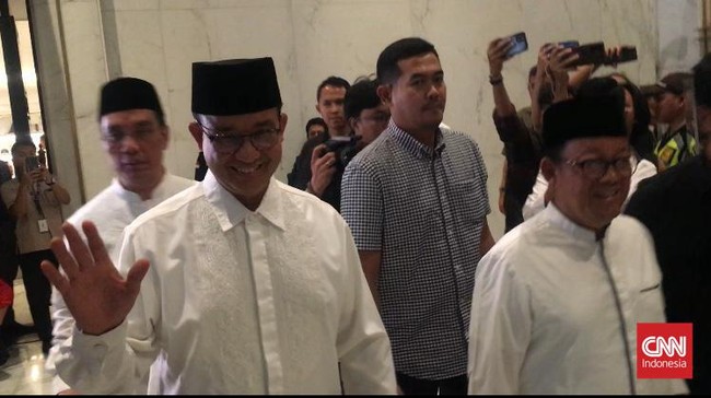 Anies Baswedan memberikan hadiah titipan dari ibunya berupa buah sirsak berukuran jumbo kepada Surya Paloh.