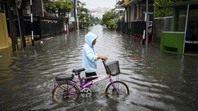 FOTO: Banjir Rendam Jakarta Akibat Hujan Dini Hari