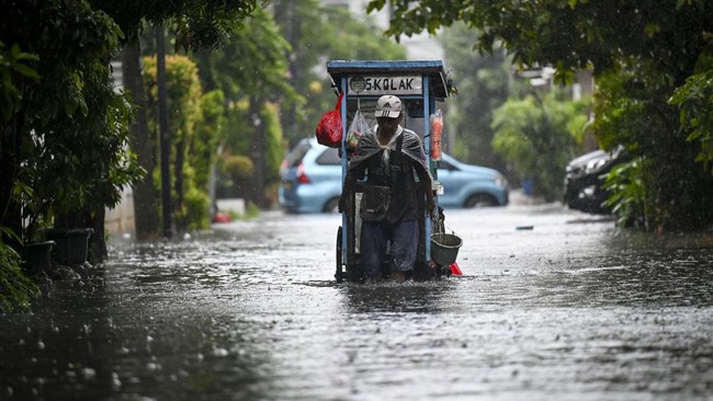 BPDB DKI Jakarta melaporkan sebanyak lima RT di ibu kota terendam banjir pada Kamis (25/4) pagi.