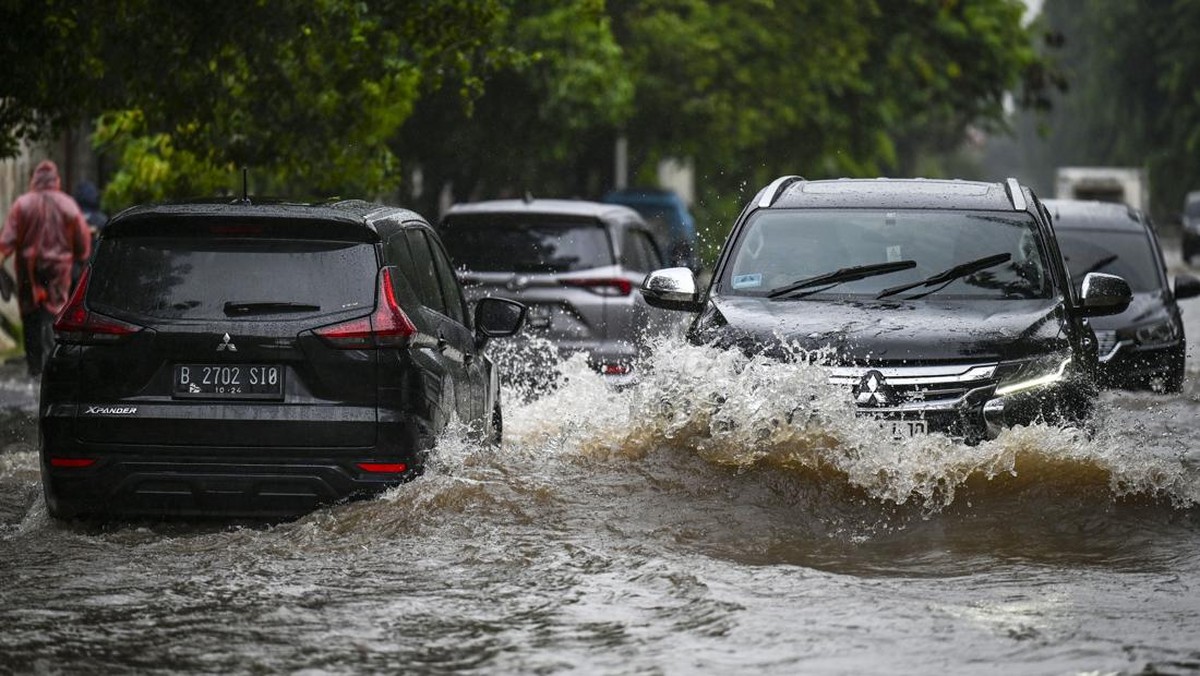 FOTO: Banjir Rendam Jakarta Akibat Hujan Dini Hari