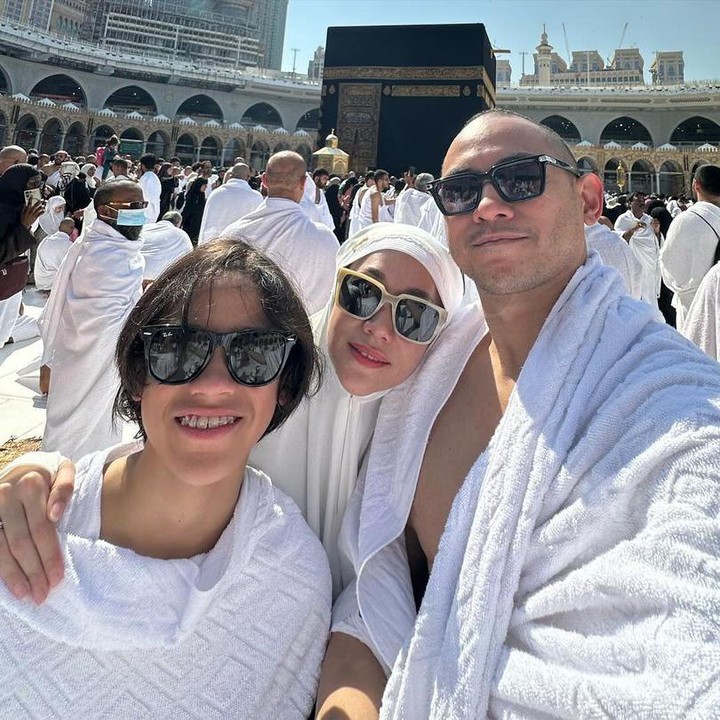 <p>Selain itu, Tiko juga mengungkap perasaannya yang bangga memiliki istri seperti pelantun lagu Wanita Terbahagia. "Saya suami yang bangga.. semoga kamu tahu bahwa kamu adalah ibu, istri, adik, dan anak yang hebat.. Terima kasih telah menjadi dirimu. <em>Love u</em>," ungkapnya. (Foto: Instagram@tikoaryawardhana)</p>