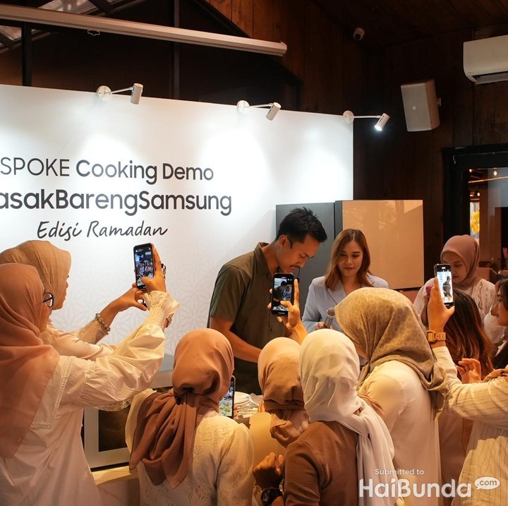 <p>Ketika demo masak berlangsung, Chef Dimas memperbolehkan para Bunda untuk menyaksikan dari dekat. Bahkan beberapa Bunda turut membantunya, lho. (Foto: Tim HaiBunda/Atma)</p>