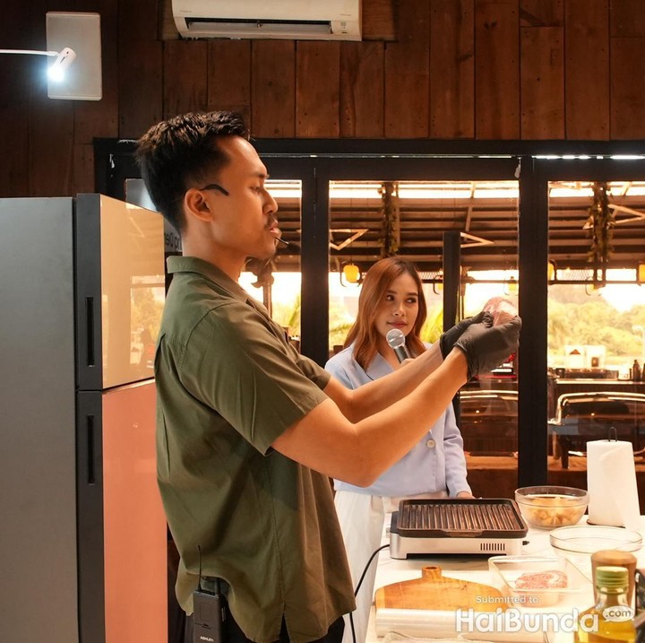 <p>Pada sesi demo memasak, Chef Dimas membagikan 'trik' khusus untuk mengolah daging agar empuk dan bumbu meresap. Chef Dimas mengatakan, menggunakan bagian rib eye karena empuk dan dapat menyerap bumbu lebih cepat. "Daging rib eye dia lebih empuk daripada sirloin. Kenapa? Karena dia dibagian ribs atau dada. Kalau mau masak sate, kita biasanya siapkan bumbunya medok. Nah daging ini enggak terlalu padat sehingga bumbunya meresap lebih cepat," tuturnya. (Foto: Tim HaiBunda/Atma)</p>