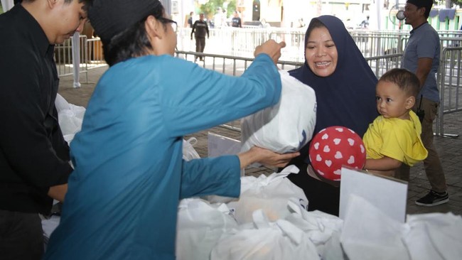 Pertamina bersama Kementerian BUMN menyelenggarakan Safari Ramadan BUMN 2024 berupa bazar sembako murah di kawasan Rorotan, Jakarta Utara.