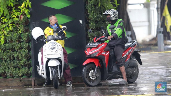 Driver ojek online menunggu orderan di shelter Gojek, Jakarta Pusat, (22/3/2024). (CNBC Indonesia/Muhammad Sabki)