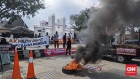 Dukung Hak Angket Kecurangan Pemilu, Massa Demo di Depan Kantor Gibran