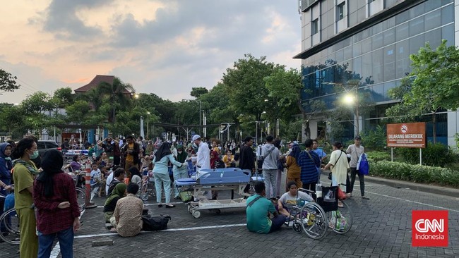 Tenda darurat didirikan di RS Universitas Airlangga demi antisipasi kemungkinan adanya gempa susulan.