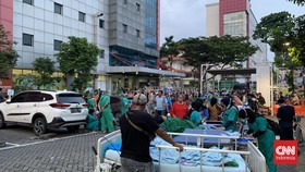 Pasien RS Unair Surabaya Dievakuasi Keluar Gedung Imbas Gempa Tuban