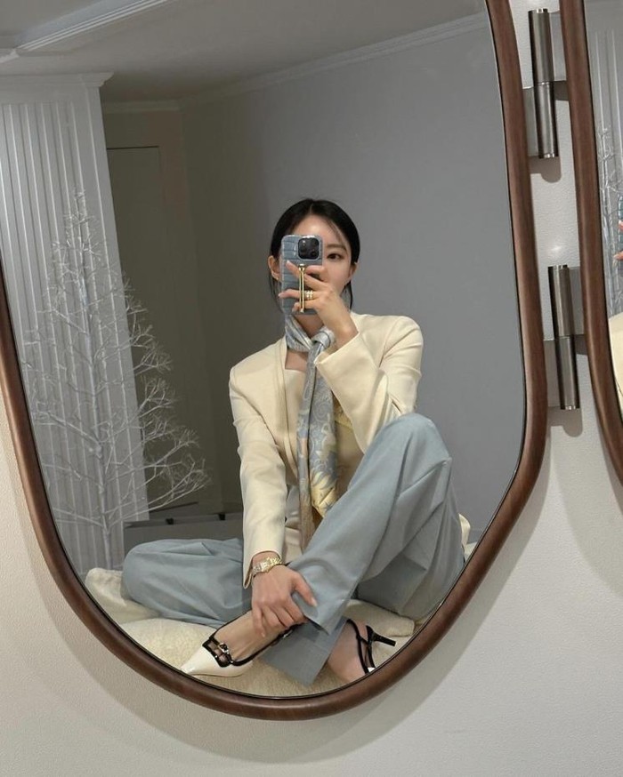 Hyomin melengkapi penampilannya yang elegan dengan syal bermotif kilau seperti sutra. Ia memilih syal dengan tone yang senada dengan warna tampilannya agar terlihat menonjol./ Foto: Elle.co.kr