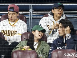 Ini Momen Keseruan Hyun Bin hingga Gong Yoo Nonton Baseball Bareng