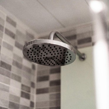 7 Manfaat Mandi Pakai Air Mineral Seperti Titiek Puspa