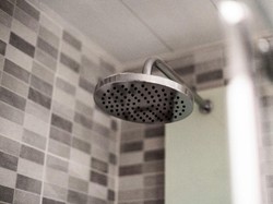 7 Manfaat Mandi Pakai Air Mineral Seperti Titiek Puspa