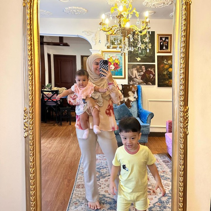 <p>Dari pernikahannya dengan Ammar Zoni, Irish Bella dikaruniai dua orang anak bernama Air Rumi Akbar 1453 dan Amala Puti Sabai Akbar. (Foto: Instagram @_irishbella_)</p>