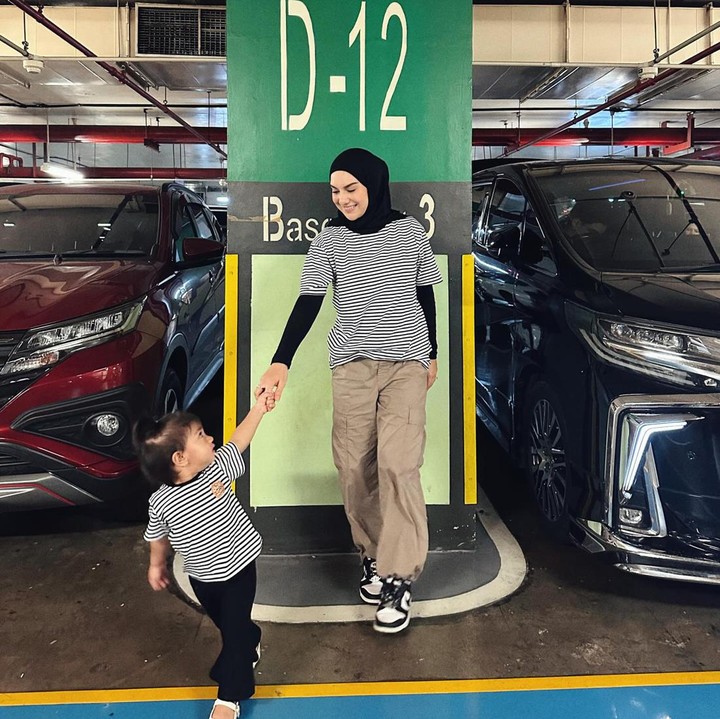 <p>Di tengah kesibukan, Irish Bella tetap membagi waktu untuk kedua anaknya. Ia kerap mengajak Si Kecil pergi bermain. Tak jarang, ia tampil mengenakan busana yang kompak bersama anak-anak. (Foto: Instagram @_irishbella_)</p>
