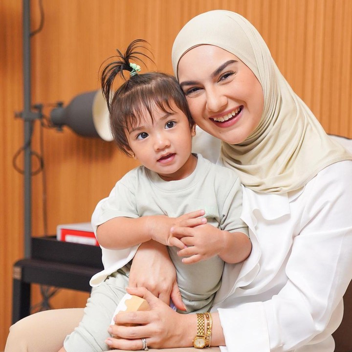 <p>Meski sibuk mengurus anak, Irish Bella tetap mencari nafkah di industri hiburan. Ia juga rutin memakai media sosial untuk menambah pundi-pundi rupiah. Salah satu yang kerap ia lakukan adalah <em>endorsement,</em> Bunda. (Foto: Instagram @_irishbella_)</p>