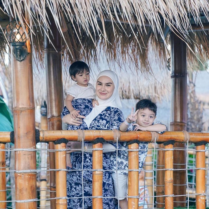 <p>Irish Bella juga gemar mengajak kedua anaknya pergi berlibur, Bunda. Tengok saja potret bahagia mereka ketika menikmati liburan di pantai. (Foto: Instagram @_irishbella_)</p>