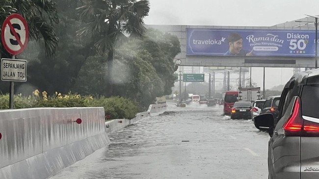 Bandara Soekarno-Hatta, Tangerang, Banten memastikan operasional bandara tetap berjalan baik dan akses menuju bandara telah normal usai sempat terendam banjir.