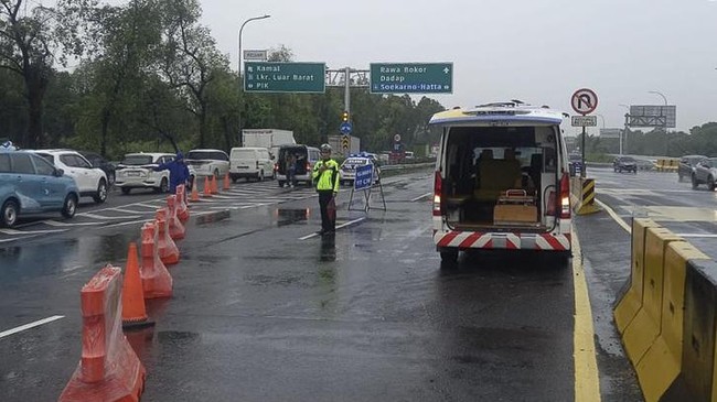 Arus lalu lintas di Tol Sedyatmo arah Bandara Soekarno-Hatta mulai normal setelah genangan air di ruas jalan tol tersebut mulai surut.