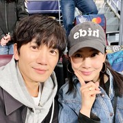 Pasangan 'Adem Ayem', Kencan Lee Bo Young dan Ji Sung Saat Nonton Baseball Berhasil Curi Perhatian