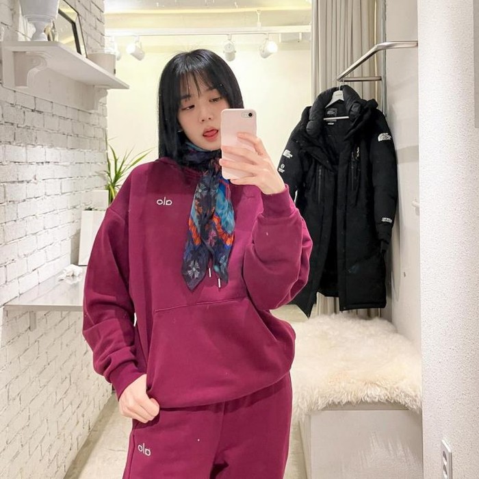 Jisoo mengenakan syal dengan kombinasi corak warna-warni dalam tampilan set-up latihannya. Kombinasi warna-warni pada syalnya tidak hanya memberikan kesan yang ceria, tetapi juga mencerminkan keunikan Jisoo./ Foto: Elle.co.kr