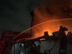 Sudah 14 Jam, Kebakaran Gudang Ekspedisi di Jakbar Belum Padam