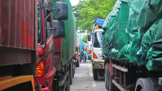 Polisi menangkap tujuh tersangka aksi pungutan liar (pungli) terhadap para sopir truk yang terjadi di Kabupaten Serang, Banten.