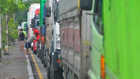 FOTO: Jalur Pantura Kudus-Jepara-Demak Macet Parah Imbas Banjir