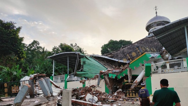 Sejumlah bangunan dilaporkan mengalami kerusakan imbas gempa berkekuatan 6,5 magnitudo di Tuban.