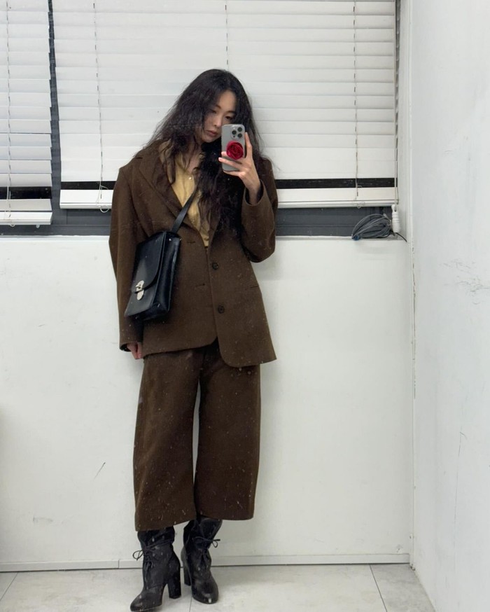 Keum Sae Rok yang dikenal pandai memadukan pakaian polos memilih blazer oversized untuk musim semi ini. Ia memadukannya dengan celana cropped siluet santai dan melengkapinya dengan sepatu bot bertali yang menciptakan suasana berkelas./ Foto: Elle.co.kr