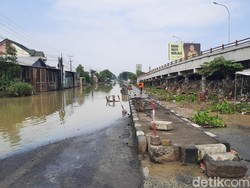 Ruas Pantura Karanganyar Demak Masih Banjir, Petugas Lakukan Penyedotan