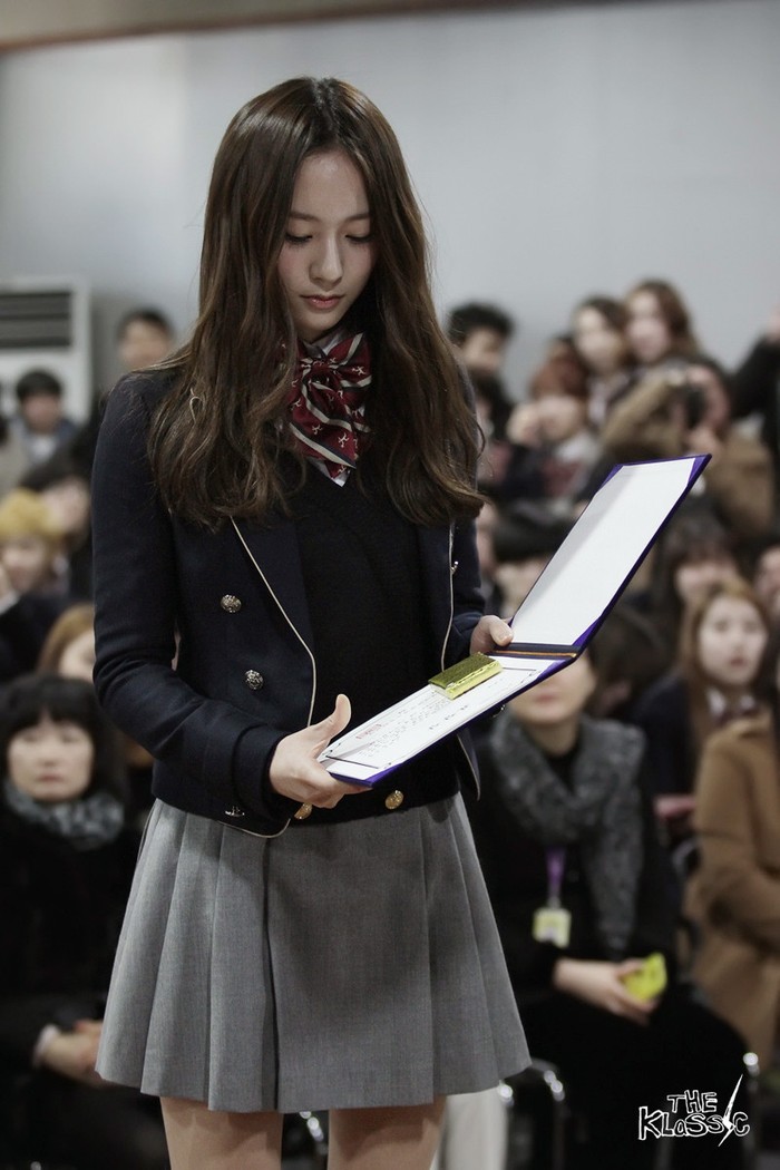 Krystal merupakan Idol Gen 2 yang lulus dari Hanlim Arts School pada tahun 2013. Foto kelulusan Krystal, menjadi sorotan pada masa itu, ia tampak sangat cantik dan manis mengenakan seragam sekolah./ Foto: The Klassic